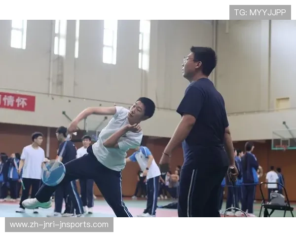 羽毛球球落地后举手